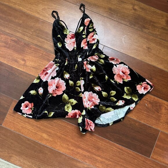 Ivy & Main Velvet Romper Black & Floral XS - Picture 3 of 6